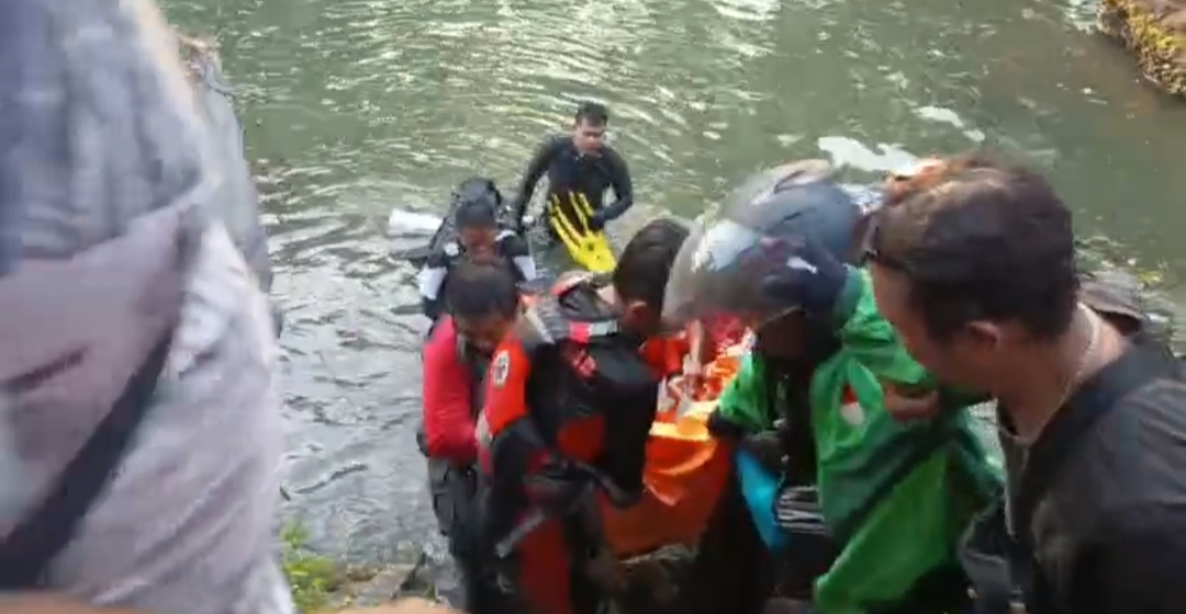 DENPASAR, BALINEWS.ID - Operasi SAR terhadap seorang warga yang dilaporkan terpeleset dan terjatuh ke sungai di bawah Jembatan Jalan Imam Bonjol, Kota Denpasar…