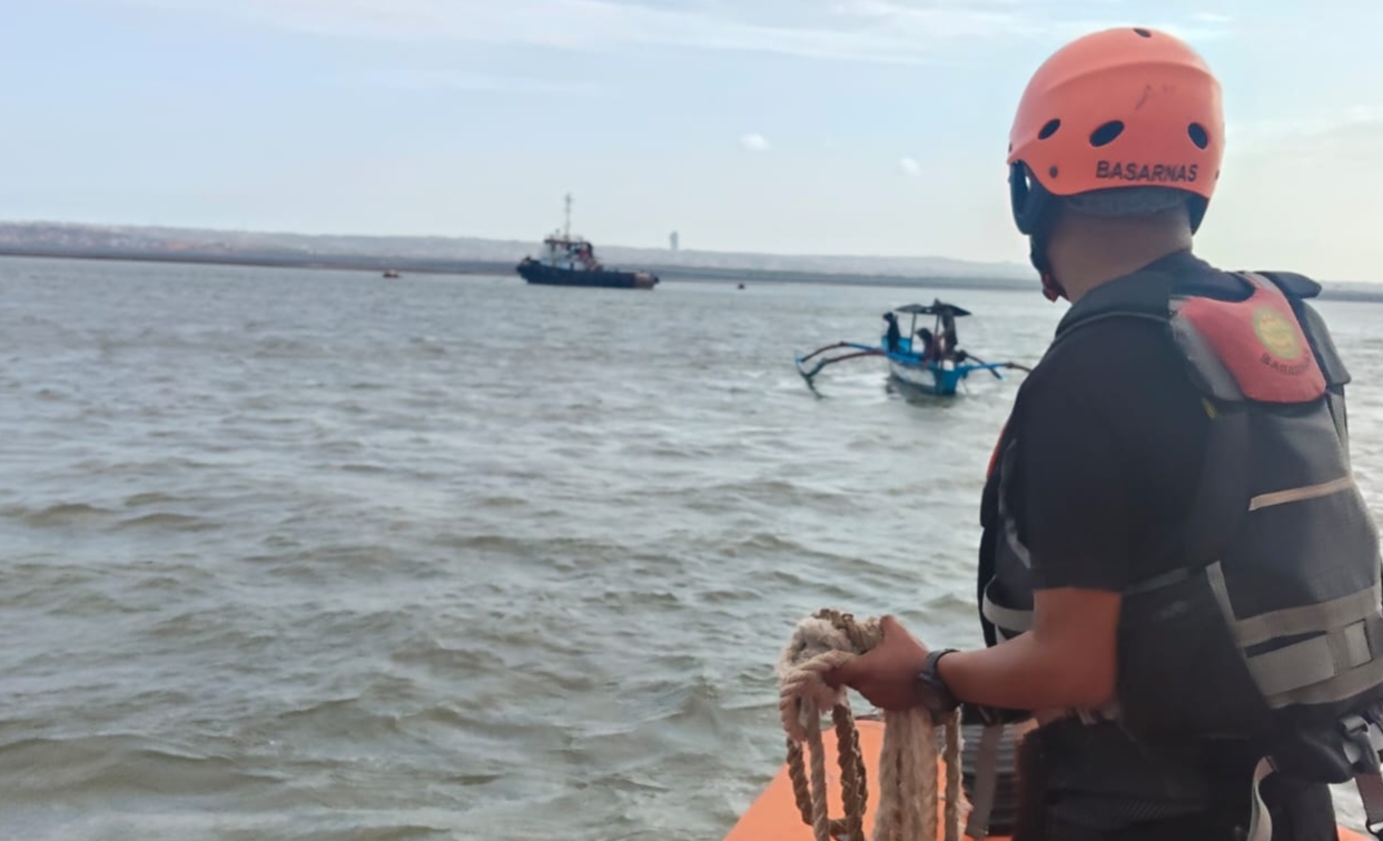BENOA, BALINEWS.ID -  Empat orang terombang ambing di Perairan Benoa saat jukung yang mereka naiki mengalami mati mesin, Senin (14/9/2026) sore. Khawatir Jukun…