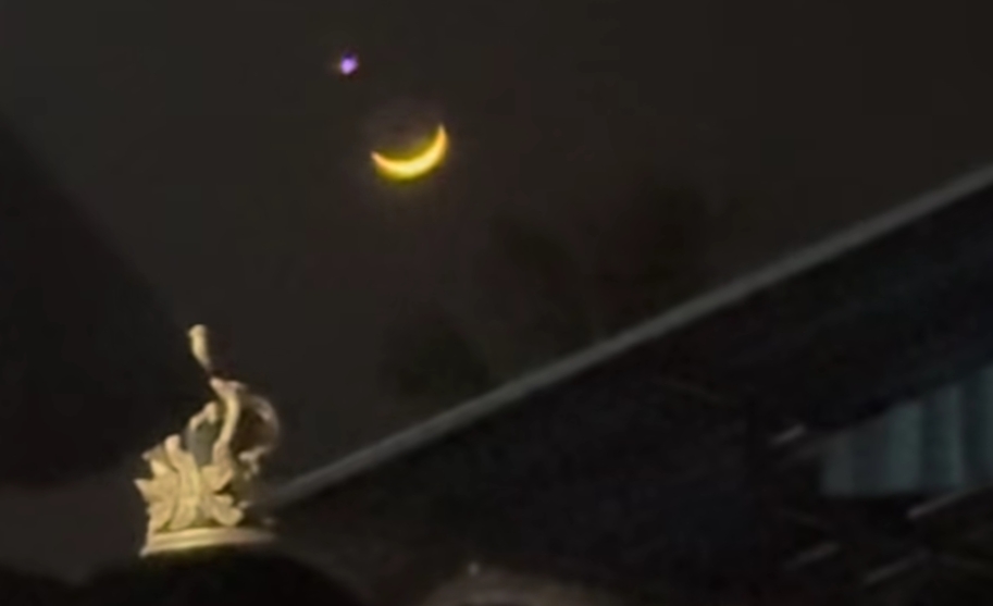 BADUNG, BALINEWS.ID - Pemandangan Bulan yang tampak berdekatan dengan planet Venus di langit malam, Senin, 14 September 2026, menarik perhatian masyarakat. Fen…