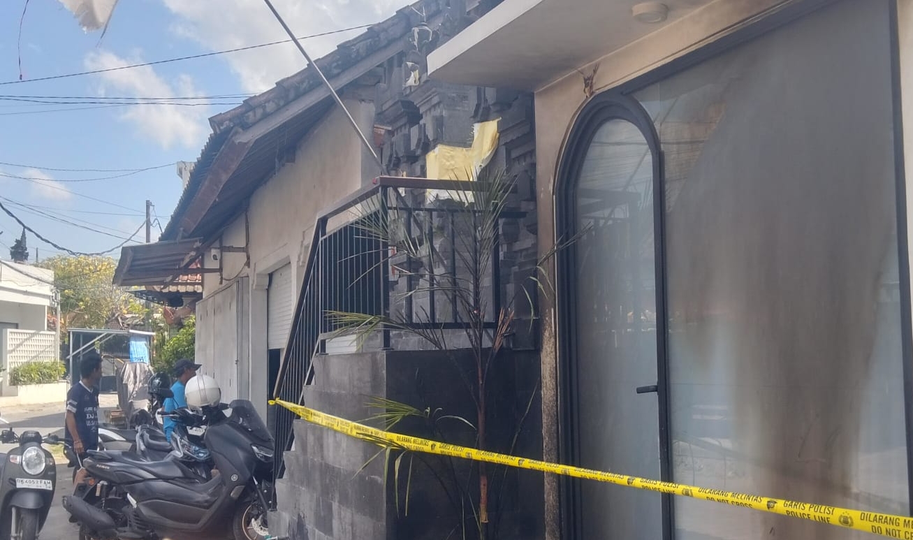Dua Pria Bermasker Diduga Lempar Bom Molotov Ini, Berhasil Terekam CCTV di Pererenan