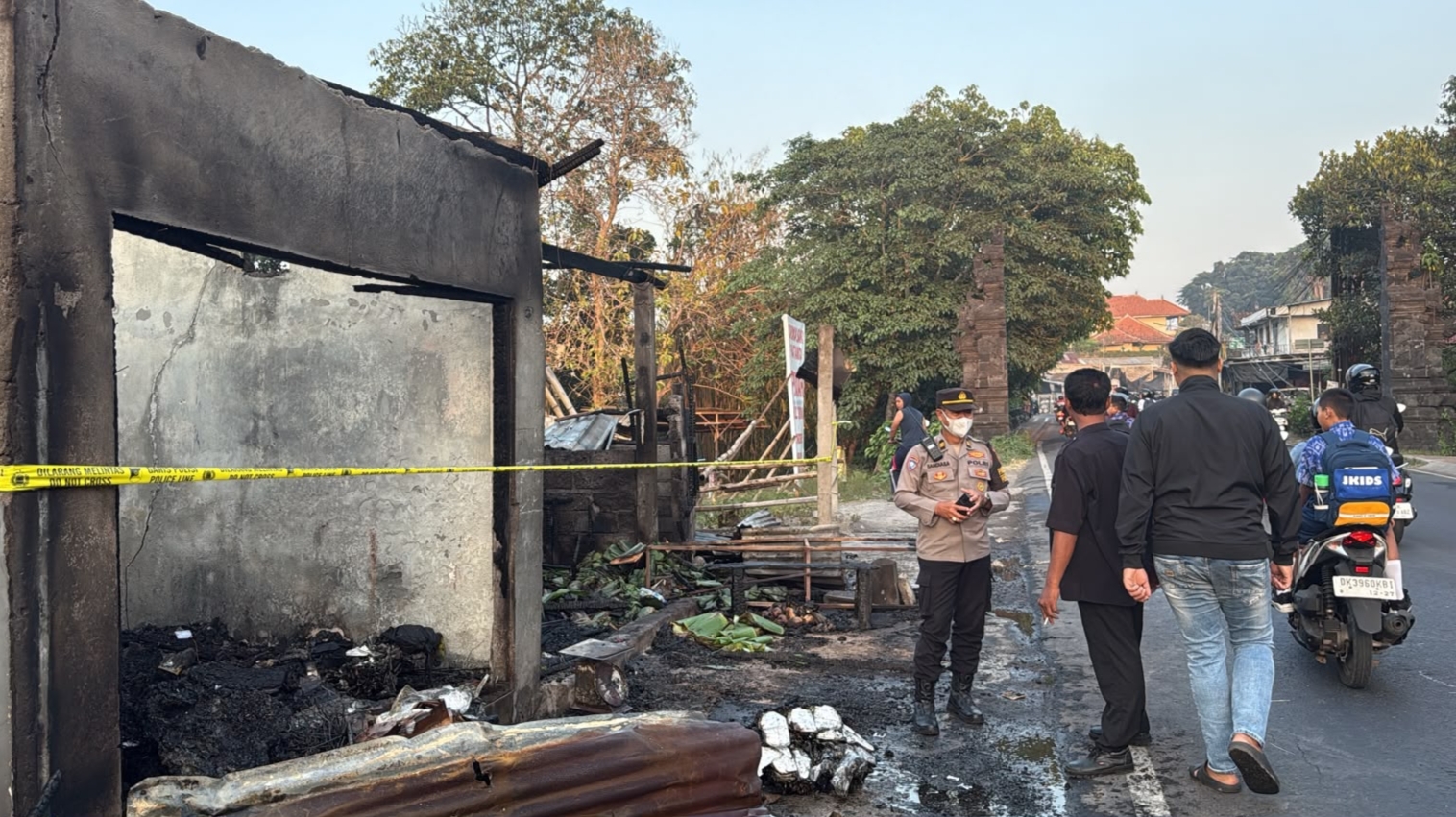 Kebakaran Lahap Tiga Toko di Tonja, Kerugian Capai Rp110 juta