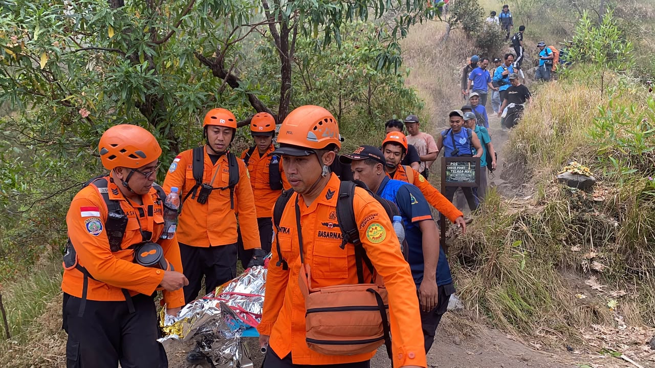 Tim SAR Gabungan Evakuasi Pendaki Gunung Agung yang Jatuh ke Jurang
