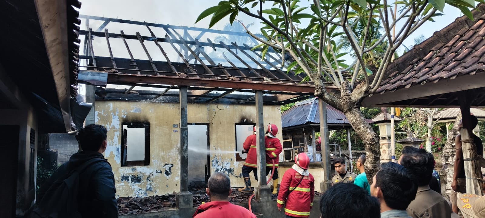 KLUNGKUNG, BALINEWS.ID – Sebuah bangunan rumah atau Bale Daje di Dusun Sari Merta, Desa Negari, Kecamatan Banjarangkan, Kabupaten Klungkung, terbakar pada Seni…
