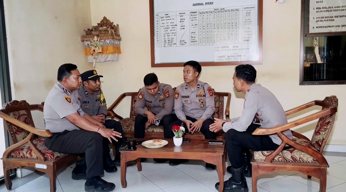Perkuat Pelayanan di Destinasi Wisata, Polsek Nusa Penida Asah Kemampuan Speaking Personel