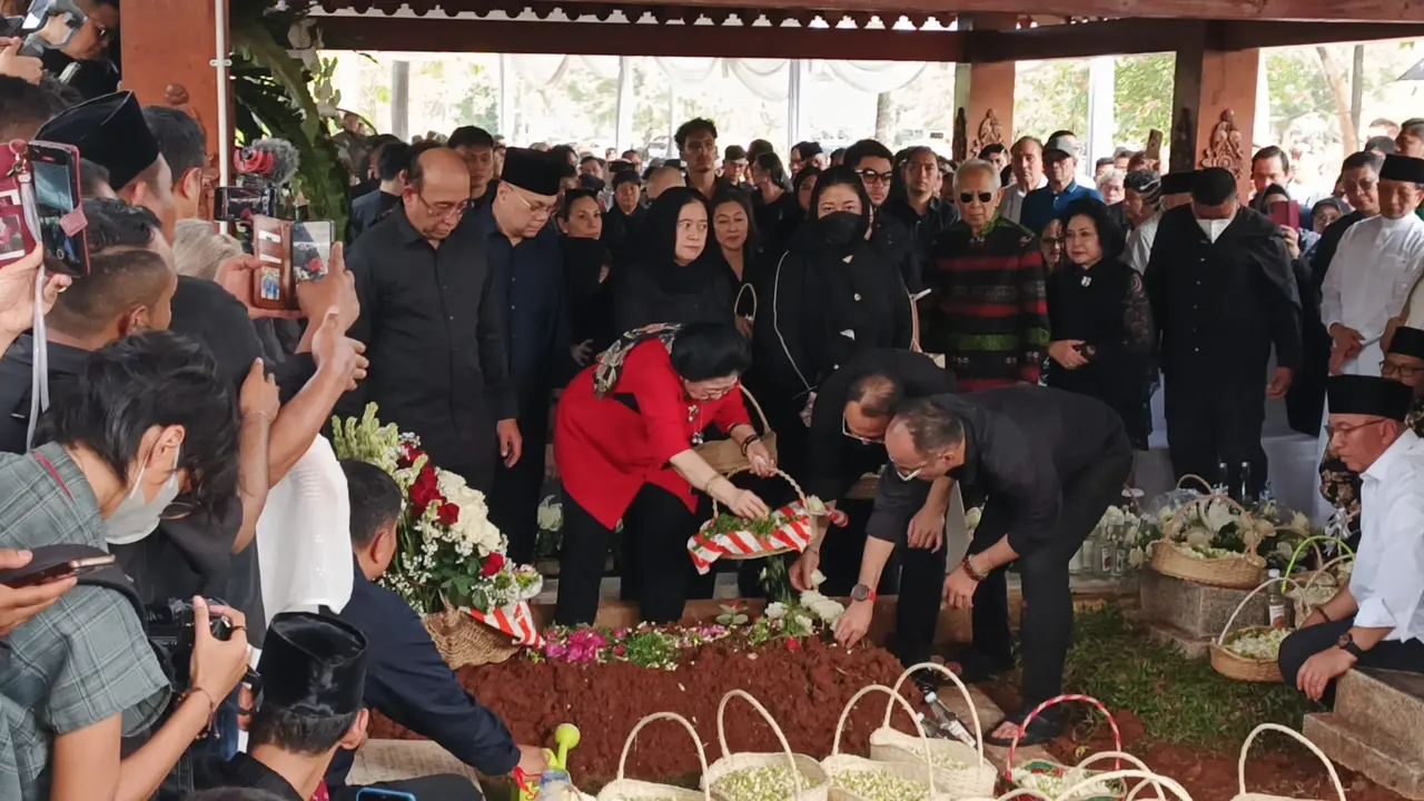 Megawati tabur bunga di makam Guruh