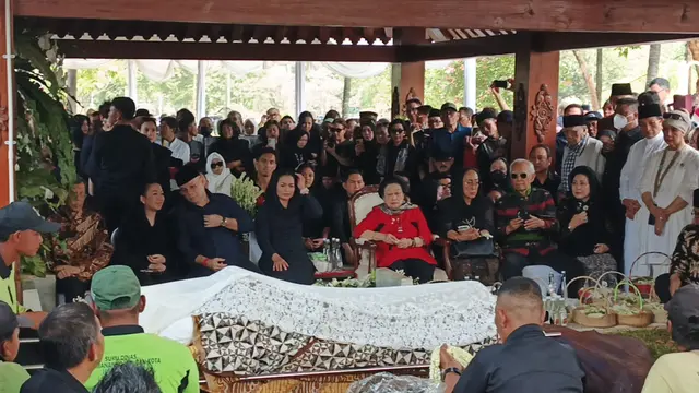 Jenazah Guruh Tiba di Karet Bivak, Megawati Menunggu di Samping Pusara Sang Adik