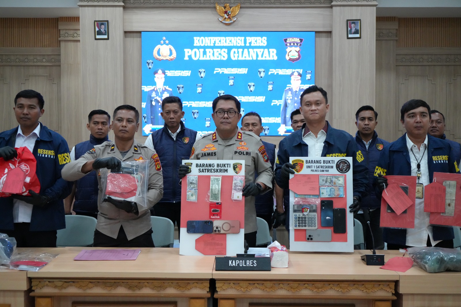 Kapolres Gianyar AKBP James bersama Kasat Reskrim dan Kasi Humas serta Reskrim di Polsek jajaran.