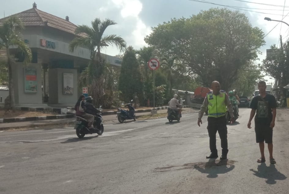 Motor Terjatuh Saat Salip Truk Dari Kiri, Pengendara Vario Tewas Terlindas di Jimbaran