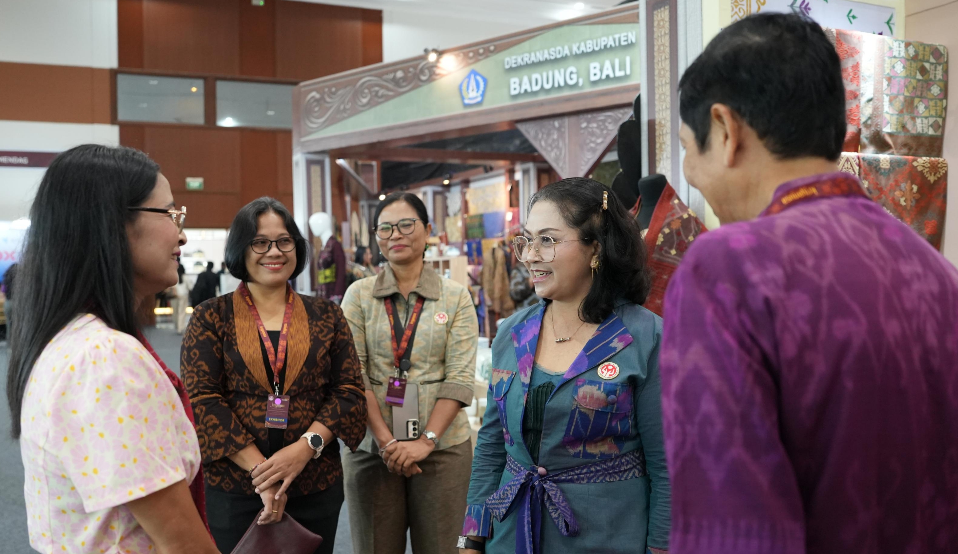 Ketua Dekranasda Kabupaten Badung, Nyonya Rasniathi Adi Arnawa mengunjungi stand Industri Kecil dan Menengah (IKM) saat acara Kriyanusa 2026 di Jakarta International Convention Center (JICC), Senin (28/9).