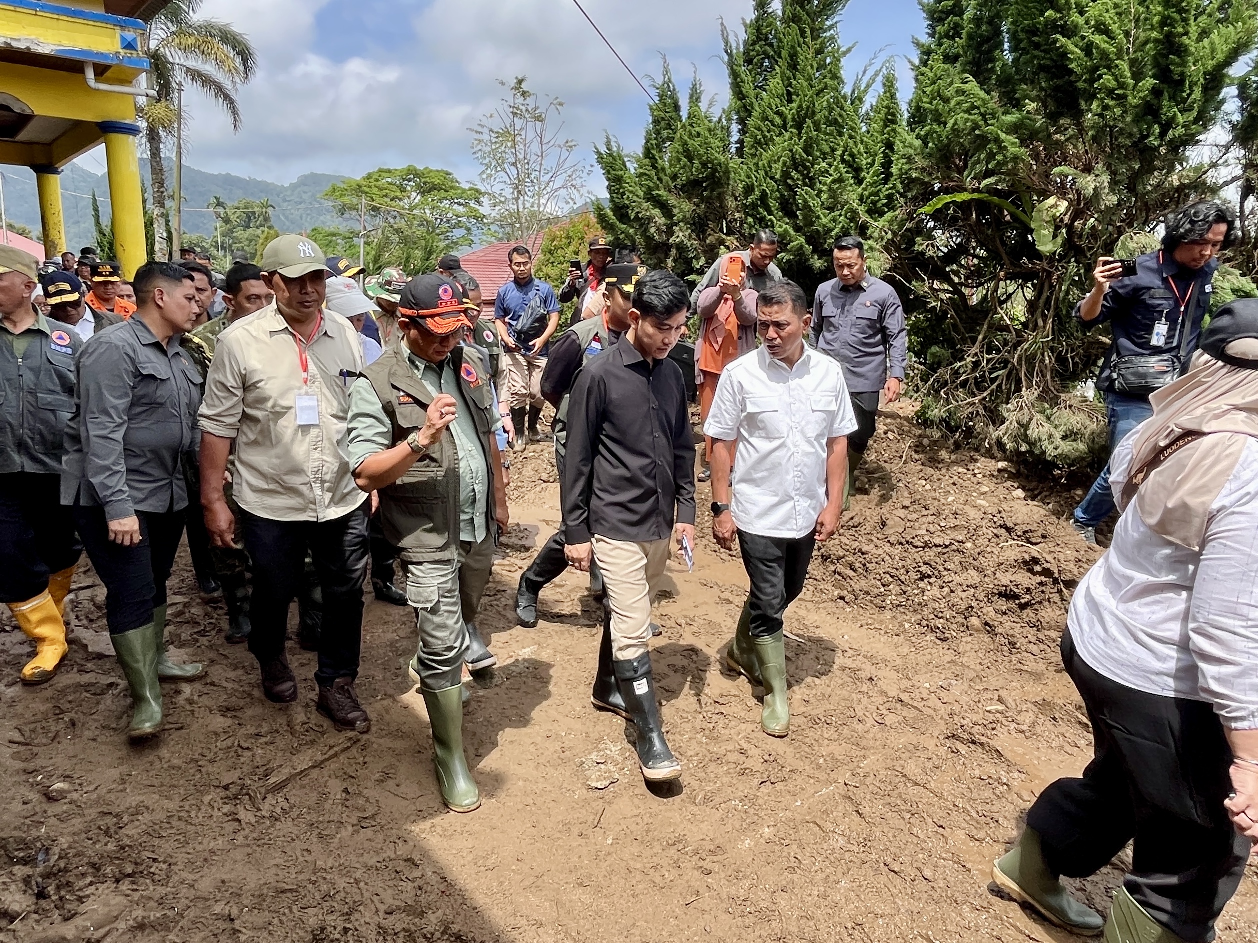 Wapres Gibran dan Kepala BNPB Cek Penanganan Banjir Bandang Solok, Hunian Warga Jadi Perhatian