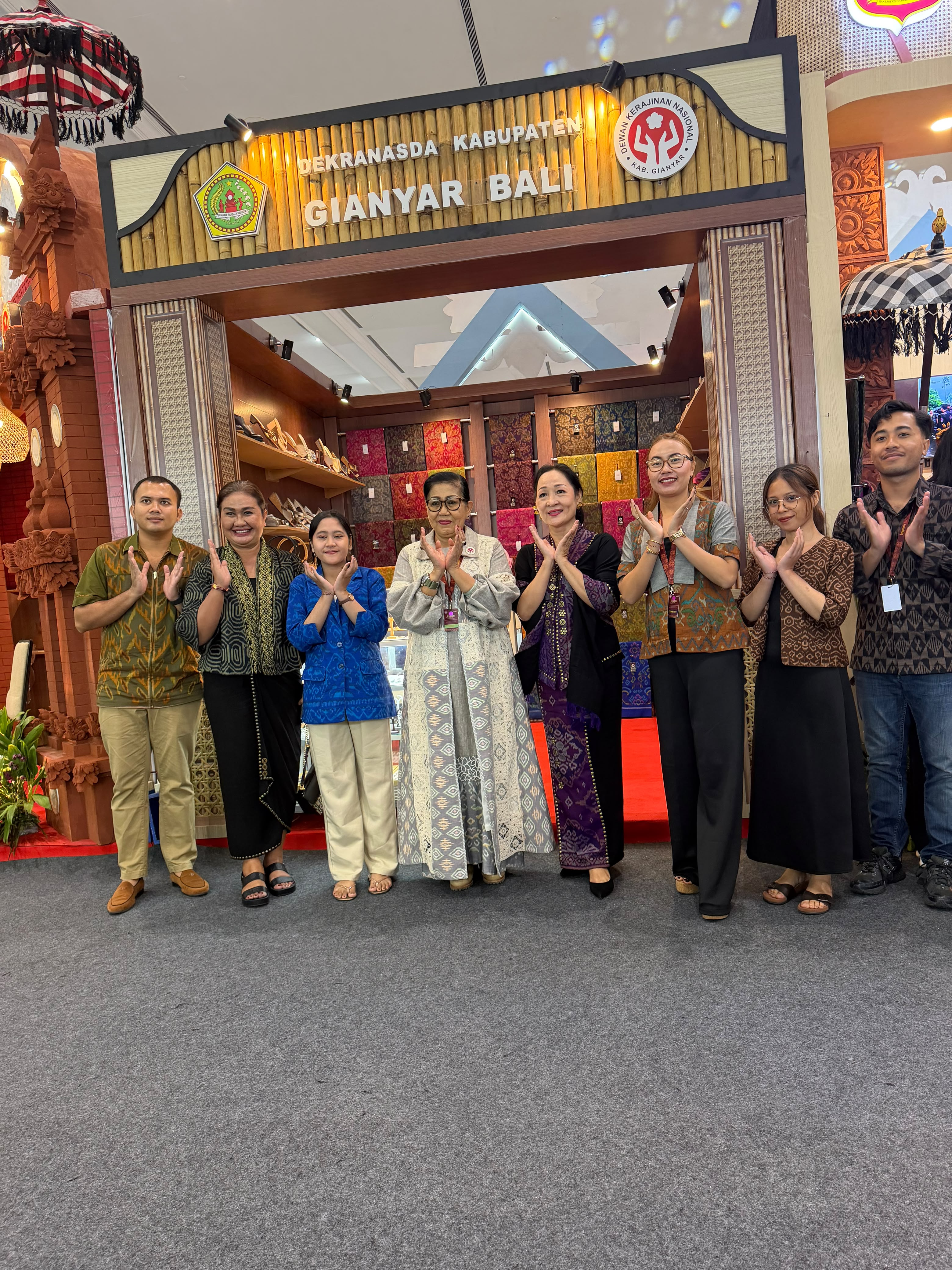 Dekranasda Gianyar dipimpin Wakil Ketua Ny. Diana Dewi Agung Mayun bersama Putri Suastini Koster (tengah).