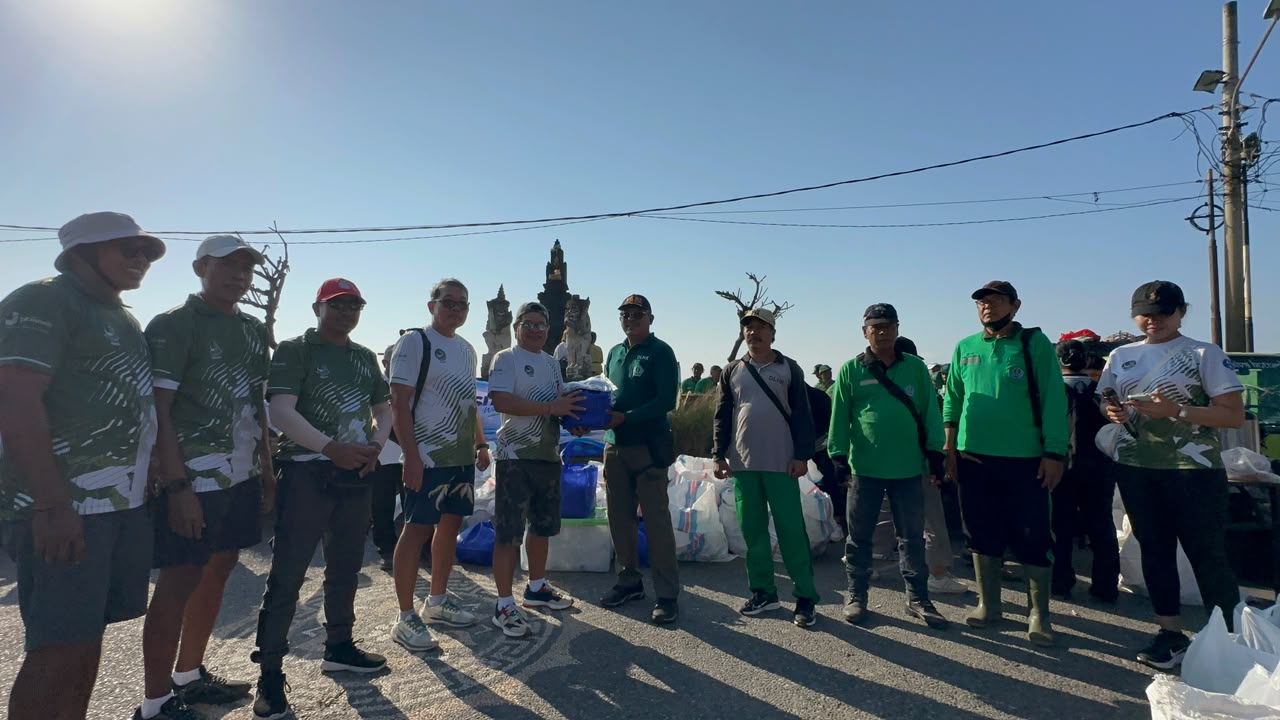 ASITA Care di Pantai Padang Galak Bali, 230 Peserta Bersihkan Pantai dan Berbagi Sembako