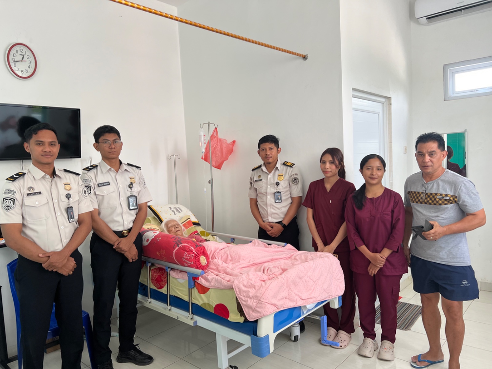 Sakit dan Berusia 87 Tahun, Pemohon Paspor Didatangi Petugas Imigrasi Belu Lewat IM CARE