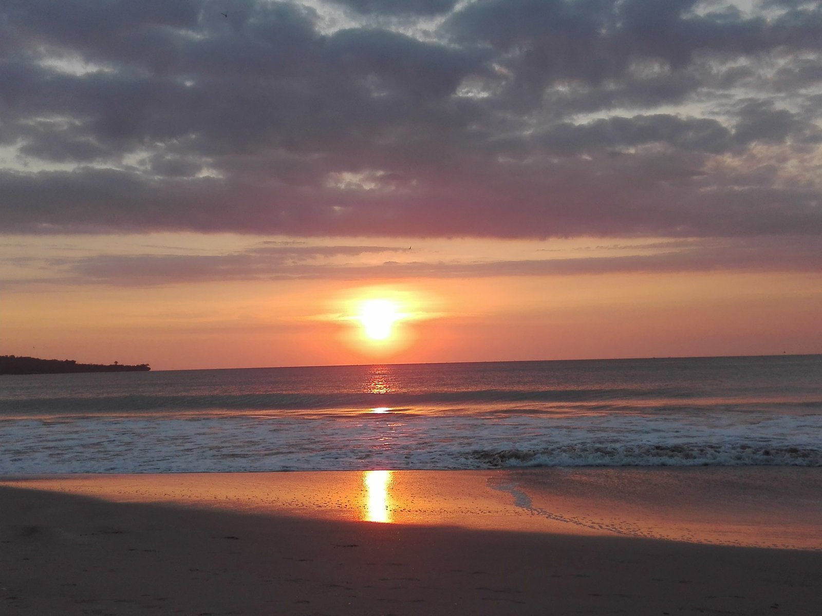 Matahari terbenam di Pantai Jimbaran, Kecamatan Kuta Selatan, Kabupaten Badung.