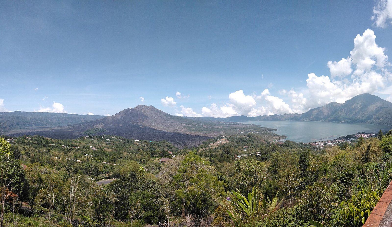 Gunung Batur dan Danau Batur dilihat dari Kintamani, Bangli.