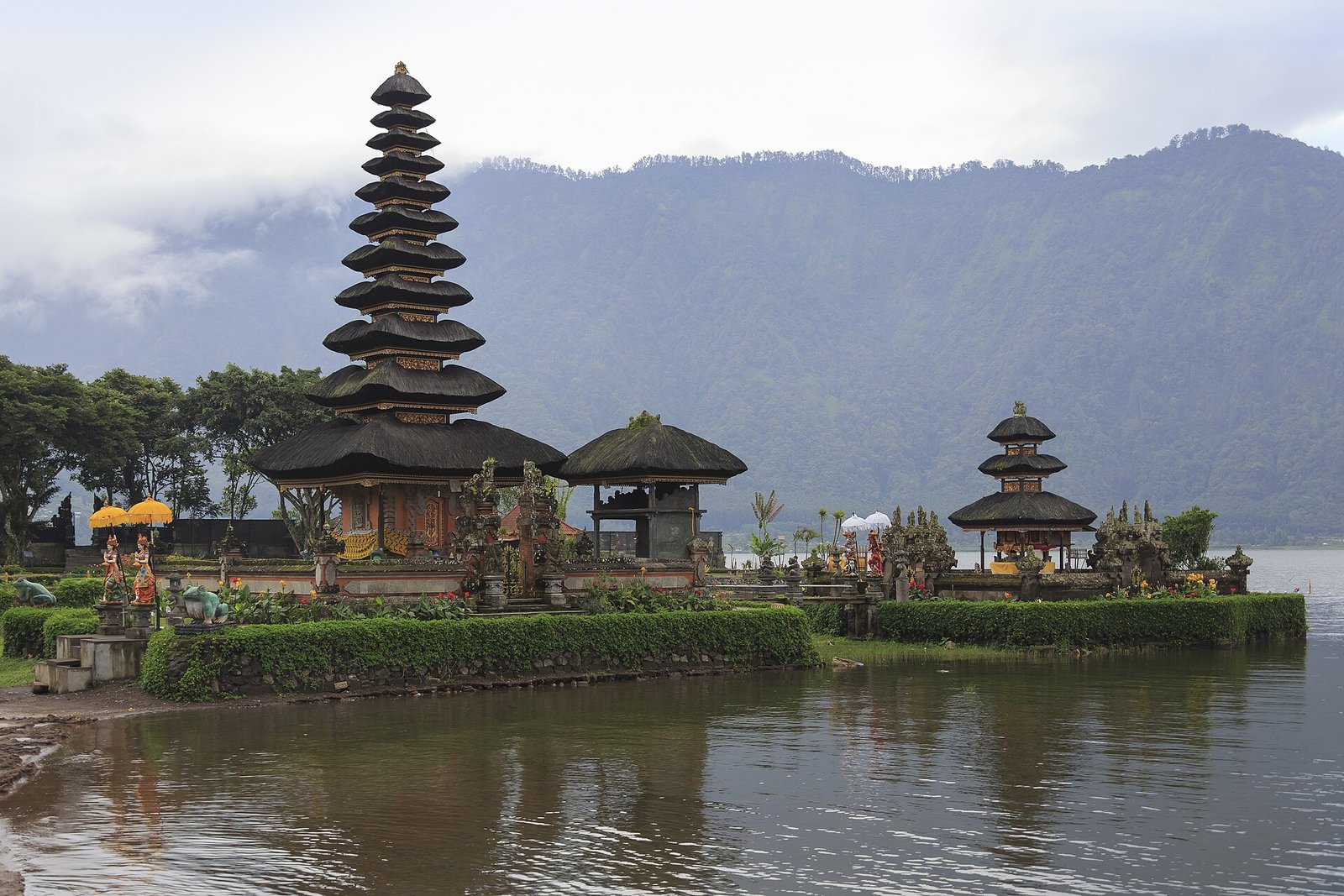 Pura Ulun Danu Beratan di tepi Danau Beratan, Desa Candikuning, Kecamatan Baturiti, Tabanan.