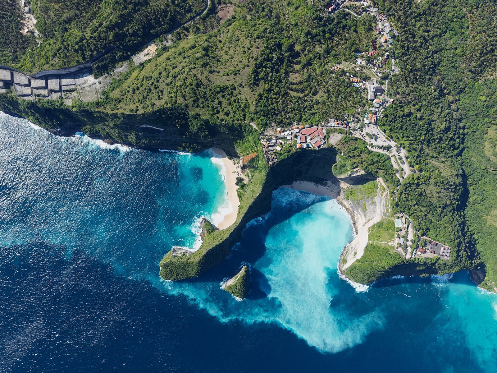 Pantai Kelingking di Desa Bunga Mekar, Nusa Penida, dilihat dari udara.