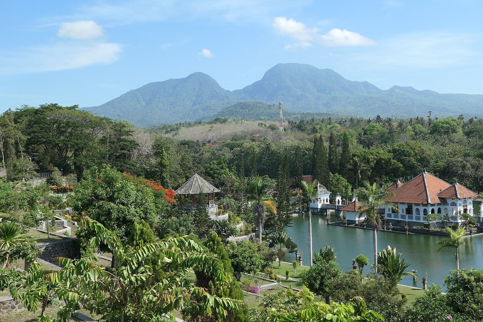 Kolam dan bangunan peninggalan Kerajaan Karangasem di Taman Sukasada Ujung, Desa Tumbu, Kecamatan Karangasem, Kabupaten Karangasem.
