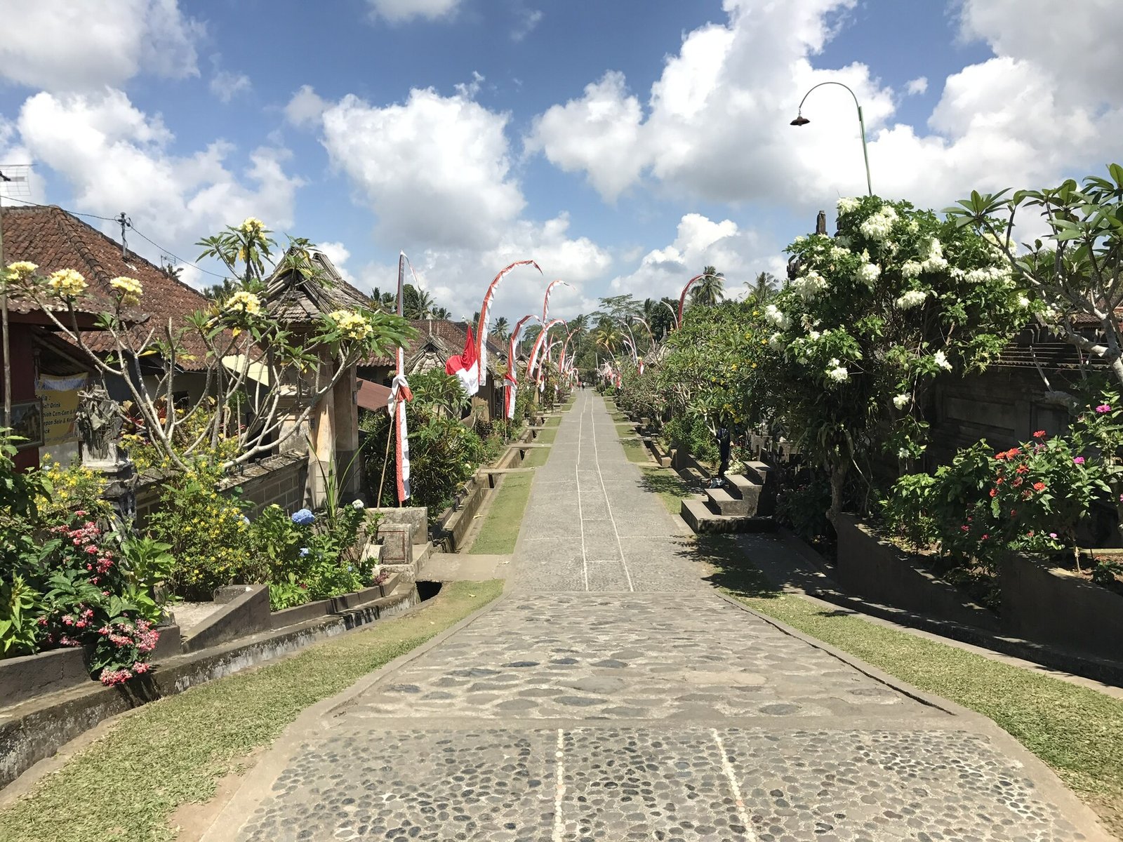 Jalan utama Desa Adat Penglipuran yang diapit rumah-rumah adat, Kelurahan Kubu, Kecamatan Bangli, Kabupaten Bangli.