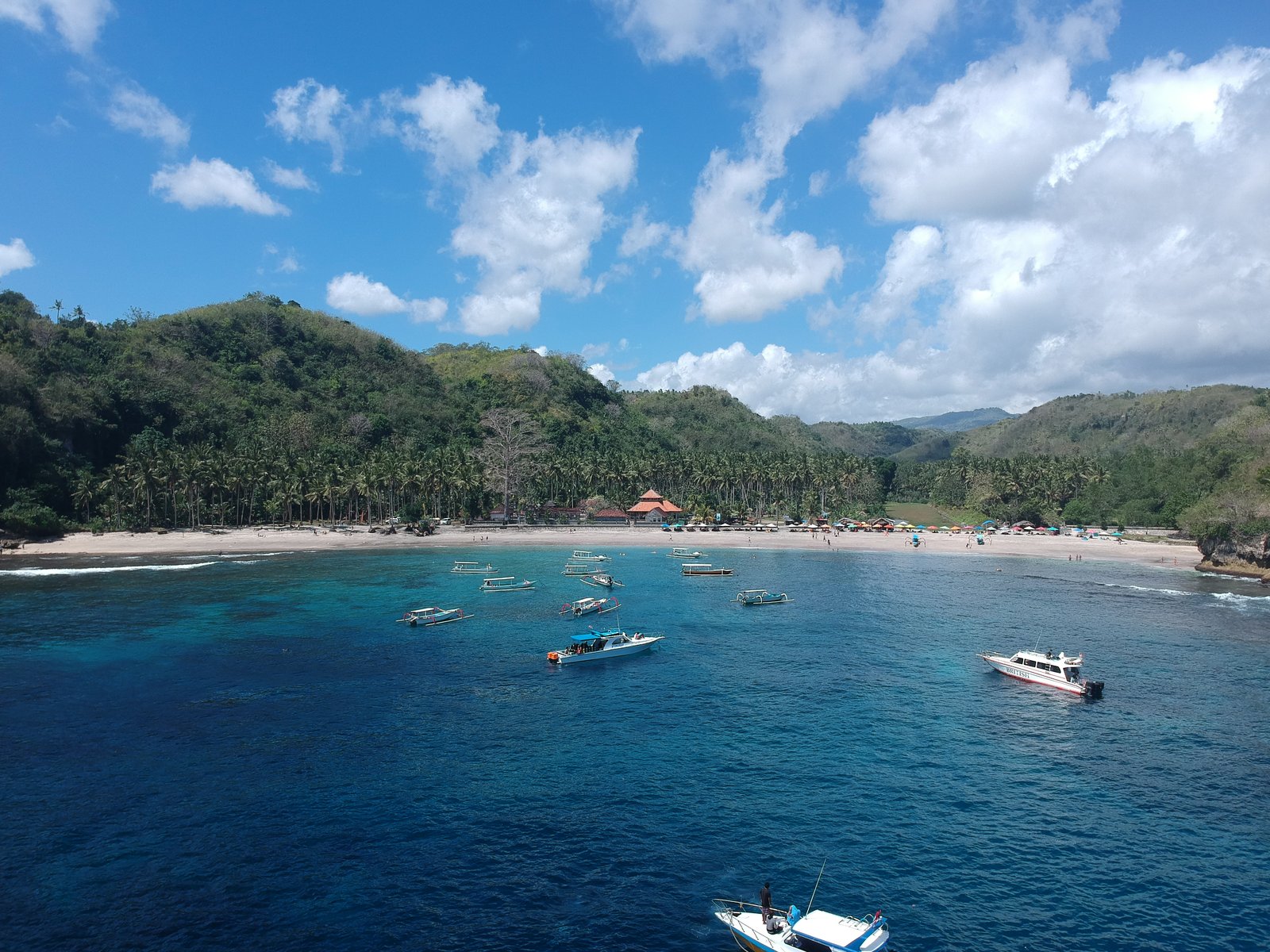erahu-perahu wisata berlabuh di Crystal Bay, Desa Sakti, Kecamatan Nusa Penida, Kabupaten Klungkung.