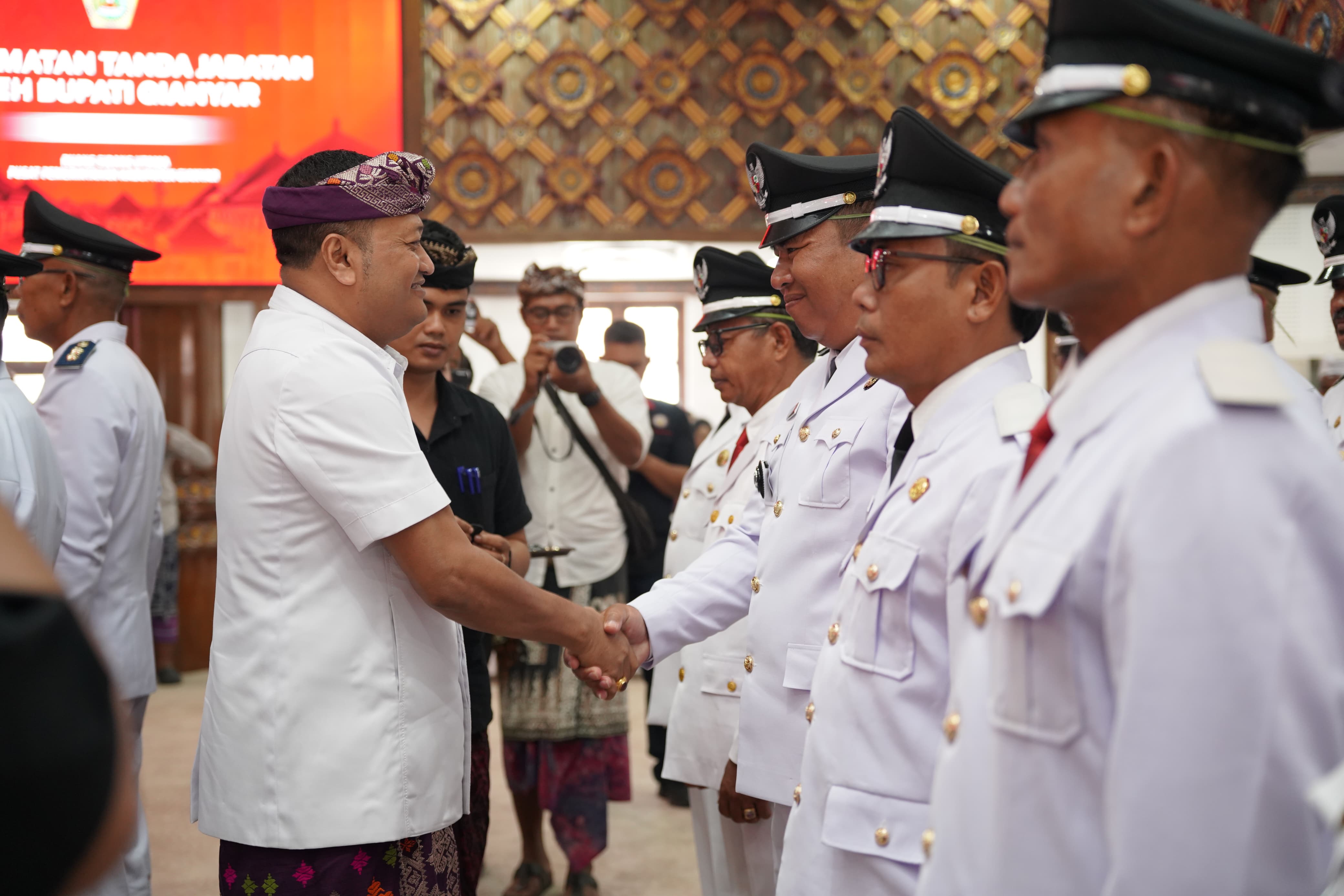 Bupati Gianyar Lantik 26 Perbekel Terpilih, Tekankan Sinergi Pembangunan Desa dan Daerah
