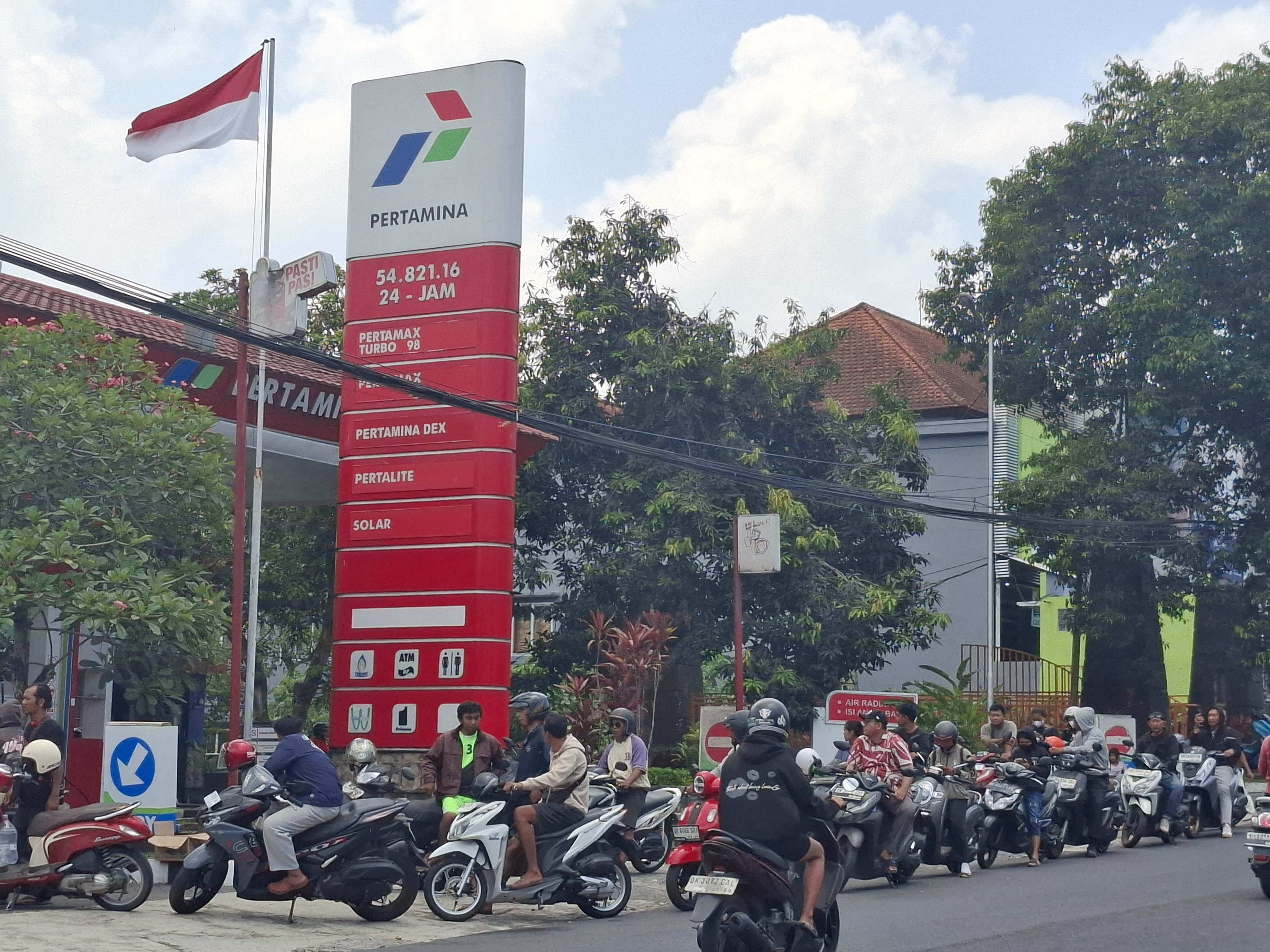 Fuel Queues Stretch Up to 1 Kilometer in Denpasar, Disrupting Bali’s Tourism Transport
