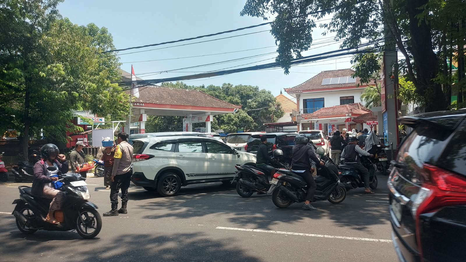 BBM Masih Langka di Bali, Warga Antre Berjam-jam hingga Beli Pertamax Rp50 Ribu per Botol