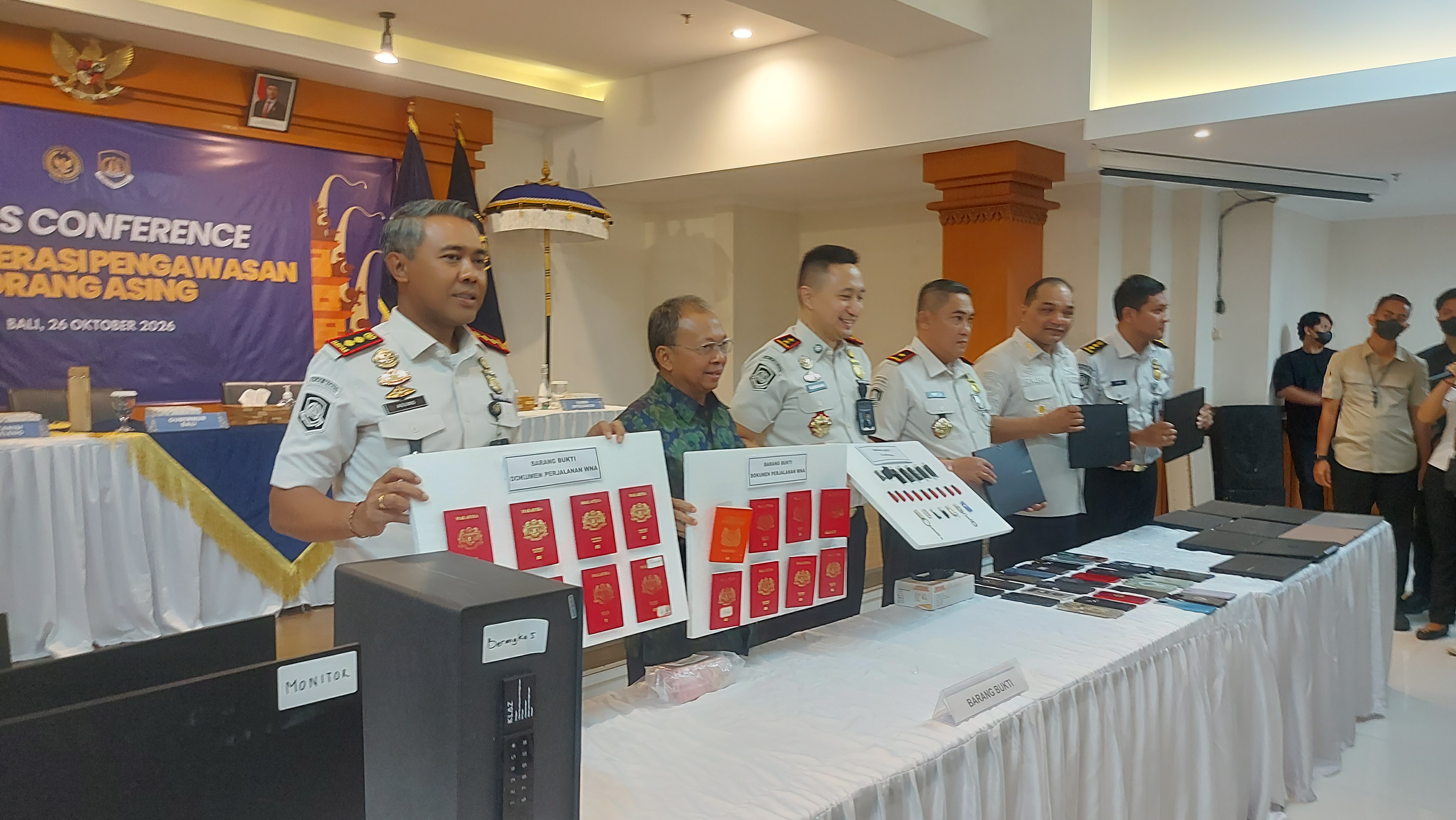 Immigration Officers Raid Bali Villa, 17 Foreigners Suspected of Running Online Lending Business