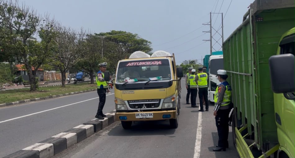 Illegal Truck Parking Targeted in 2026 Patuh Agung Operation, Bali Police Conduct Road Safety Campaign on Ida Bagus Mantra Bypass