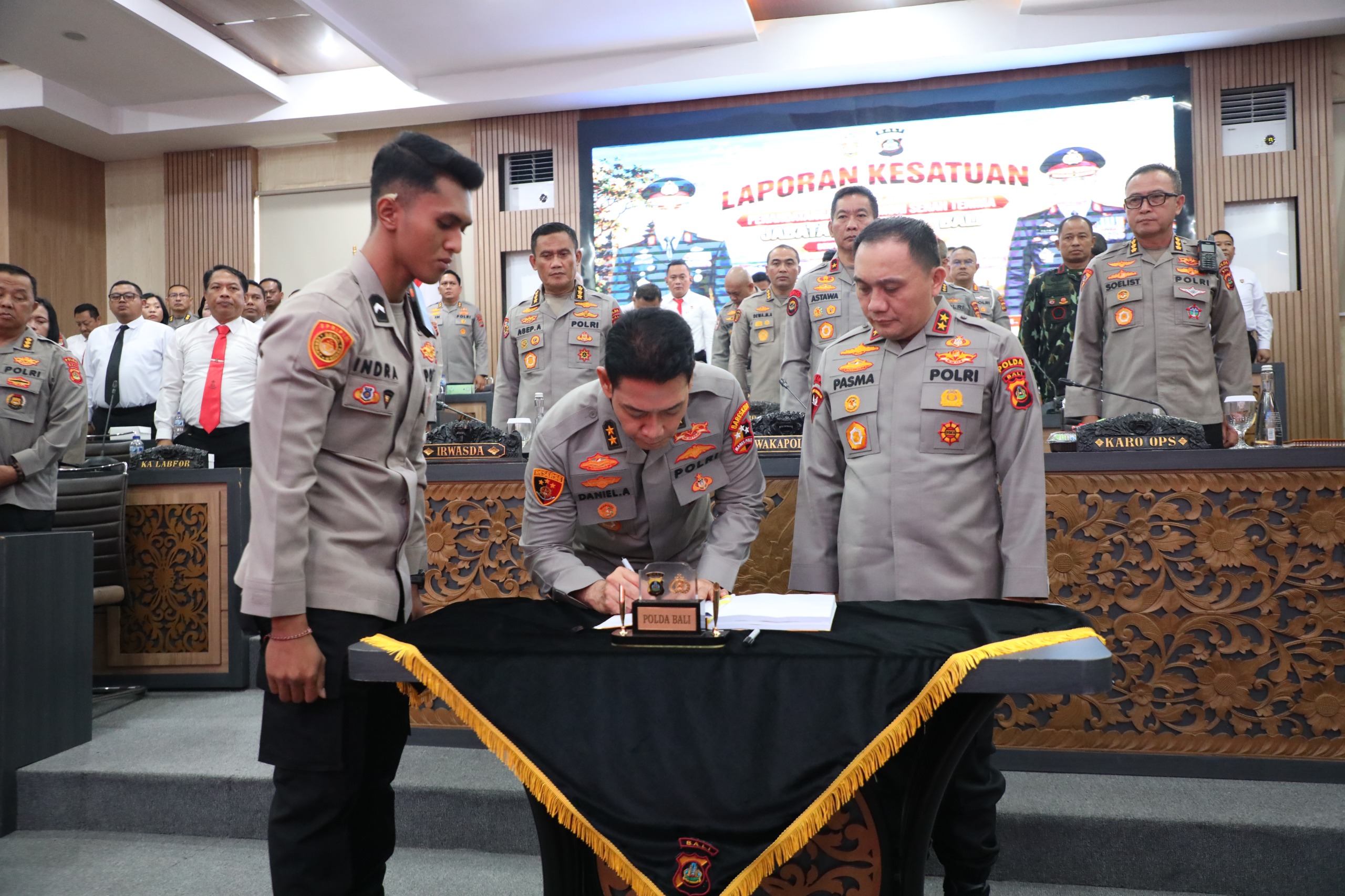 Polda Bali Gelar Laporan Kesatuan dan Serah Terima Memori Jabatan, Pasma Royce Terima Tongkat Kepemimpinan dari Daniel Adityajaya