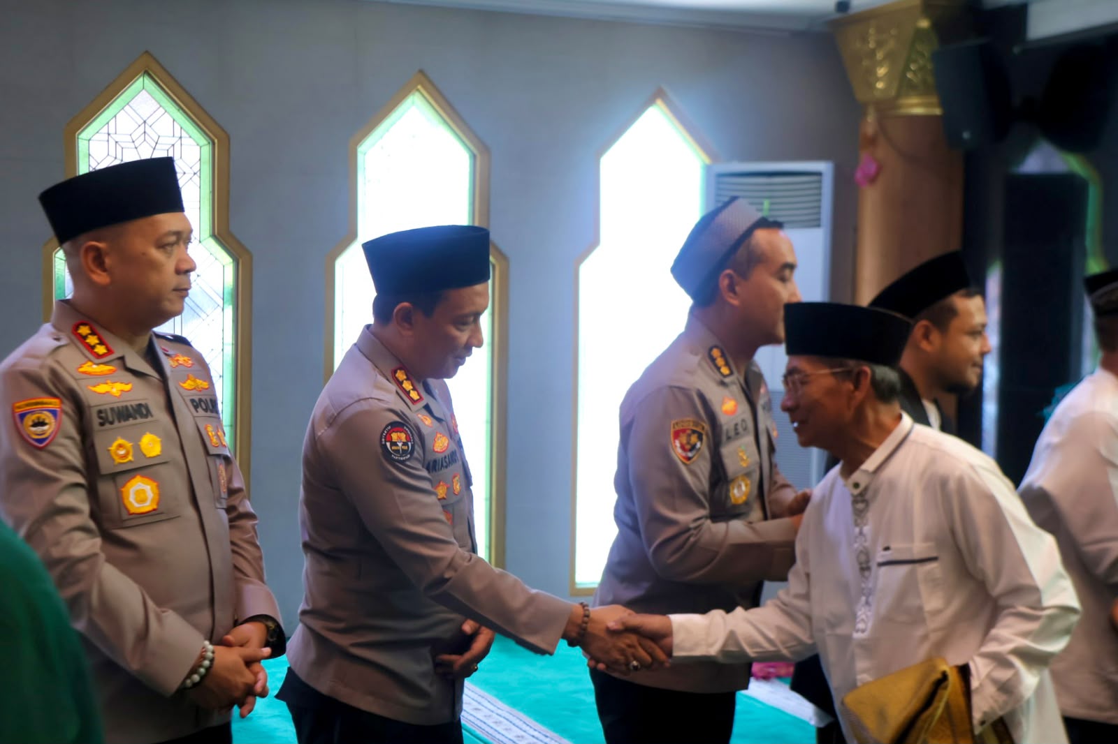 Bali Police Strengthen Community Ties Through Friday Outreach at Baiturrahmah Grand Mosque
