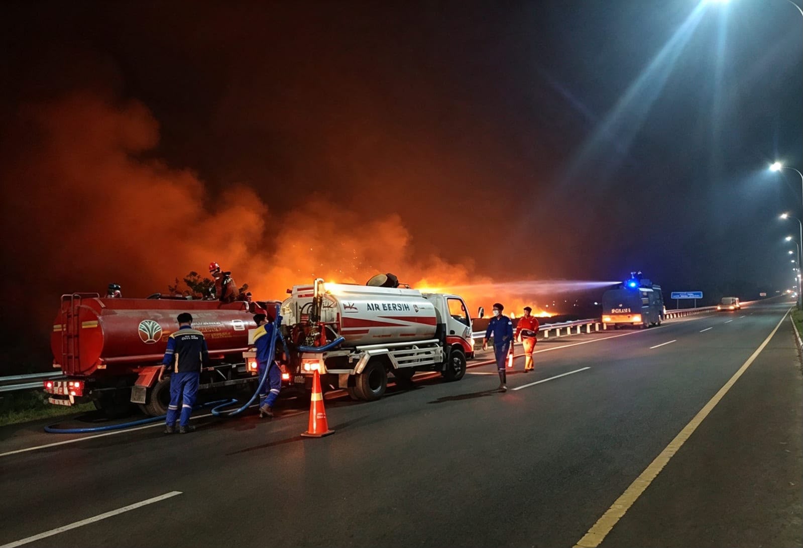 Karhutla Ancam Koridor JTTS, Hutama Karya Siagakan Armada Pemadam di Tiga Ruas Tol