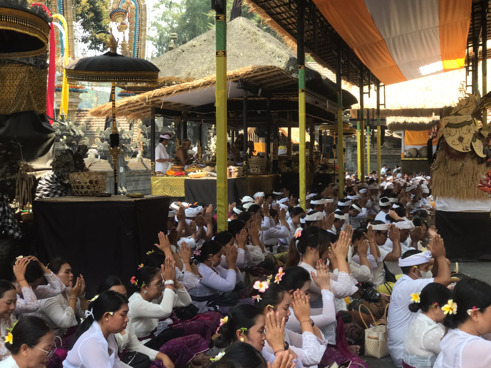 Jajaran Pemkab Gianyar menggelar Bakti Penganyar di Ulun Danu Batur, Bangli.
