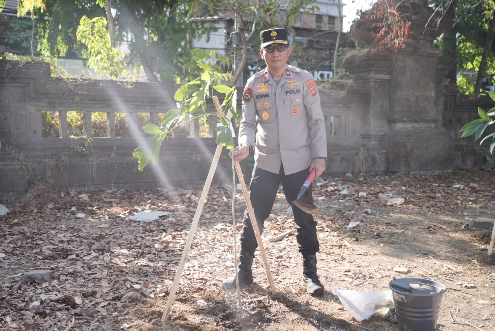 Green Policing Polda Bali, Wakapolda Pimpin Aksi Bersih-Bersih dan Penanaman Pohon di Denpasar