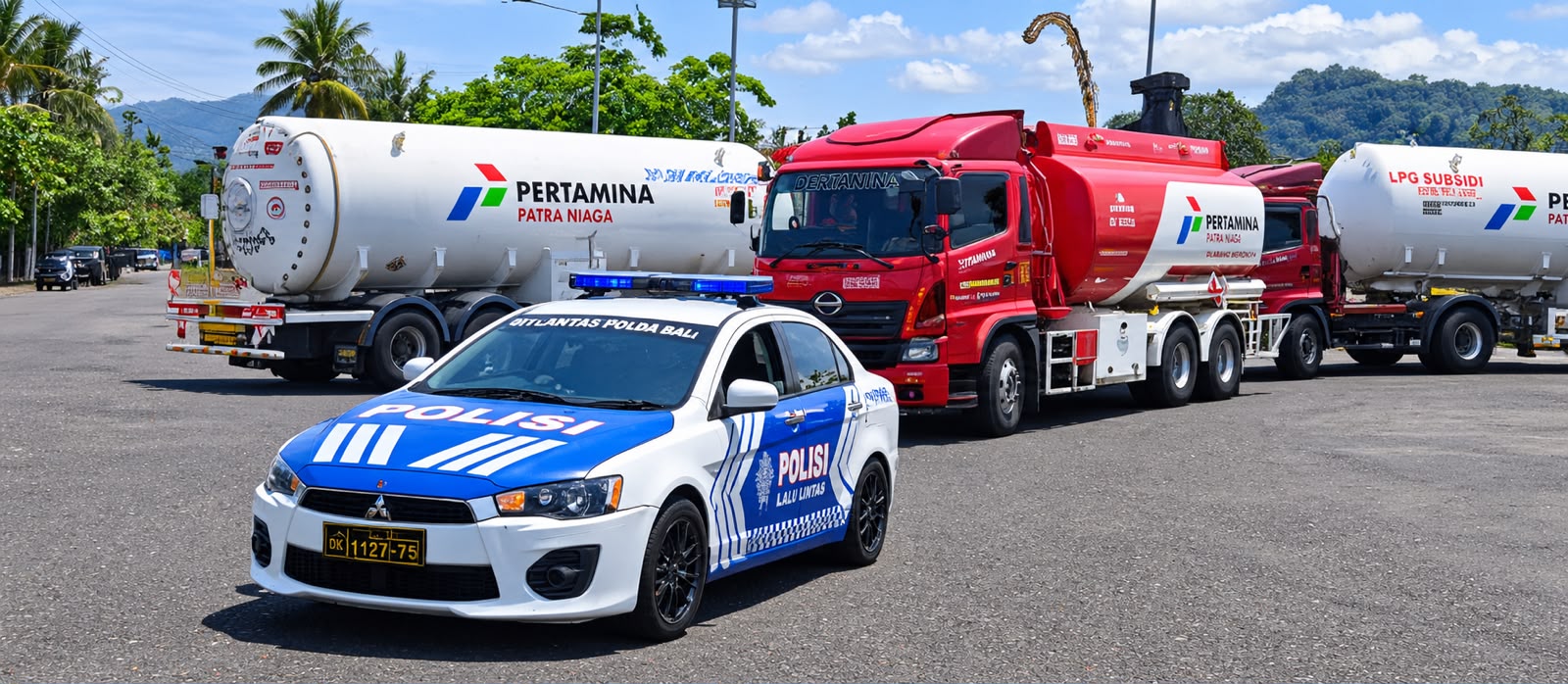 Bali Police Escort Fuel Tankers from Manggis Depot to Gas Stations Amid Ongoing Shortage