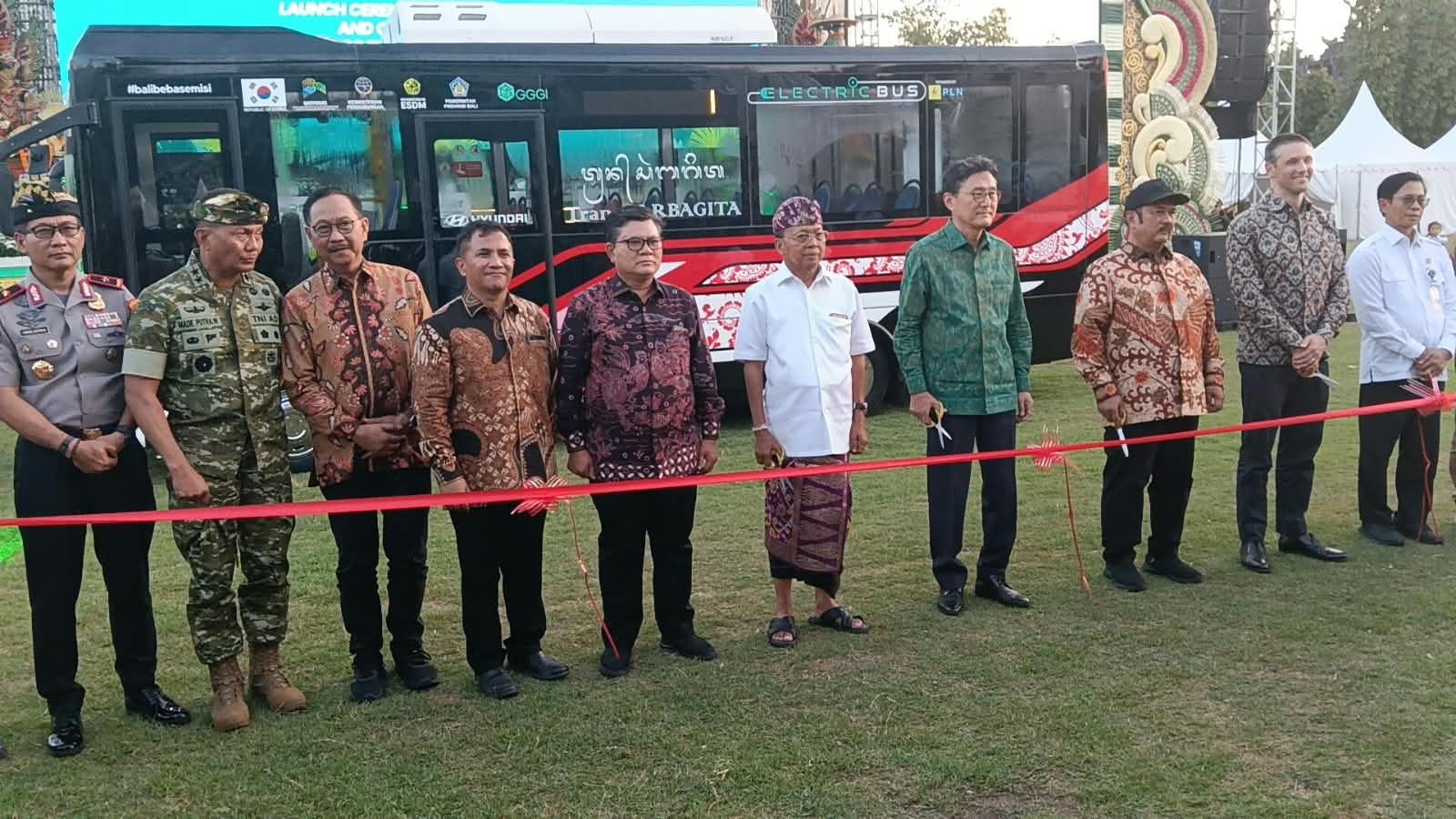 BBM Bali Masih Bermasalah, Koster Dorong Kendaraan Listrik Lewat Peluncuran Bus dan SPKLU