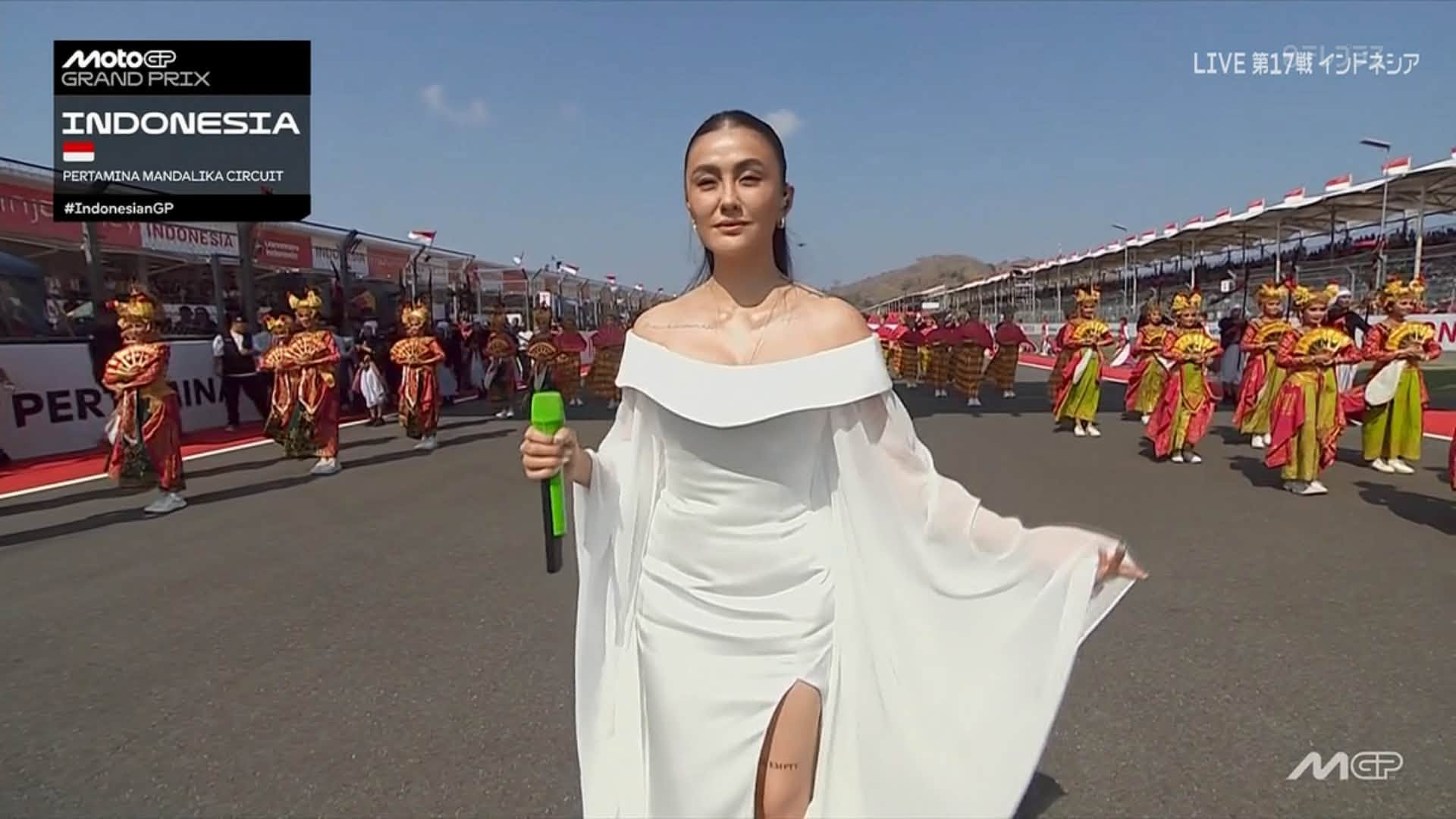 Agnez Monica saat tampil di sirkuit MotoGP Mandalika, Lombok.