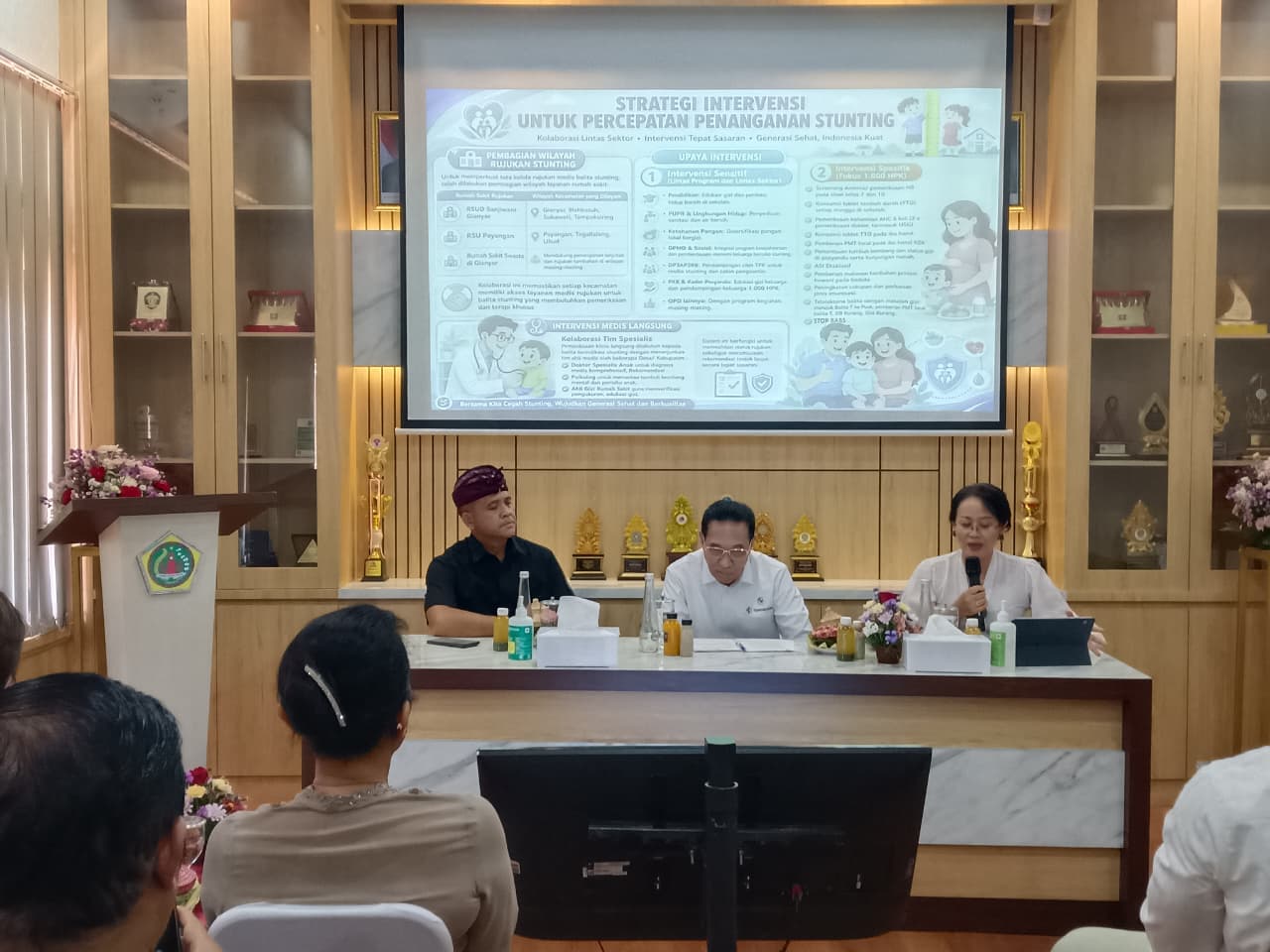 Kepala Dinas Kesehatan Gianyar Ariyuni (kanan).