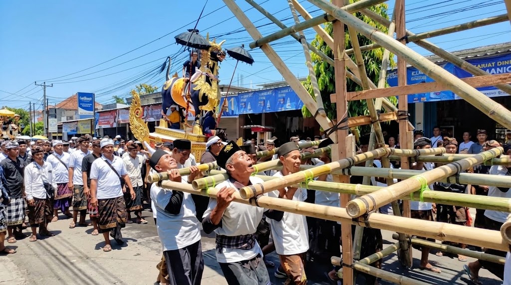 Umat muslim Kampung Sindu menggotong tragtag (tangga) di pelebon (upacara ngaben Hindu) tokoh Puri Keramas, Blahbatuh.