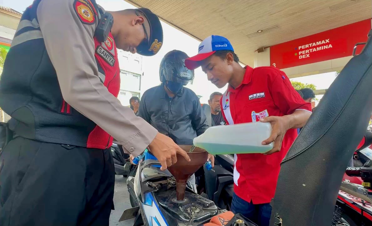 Bali Police Assist Fuel Distribution Amid Queues, Escort Deliveries from Depot to Gas Stations