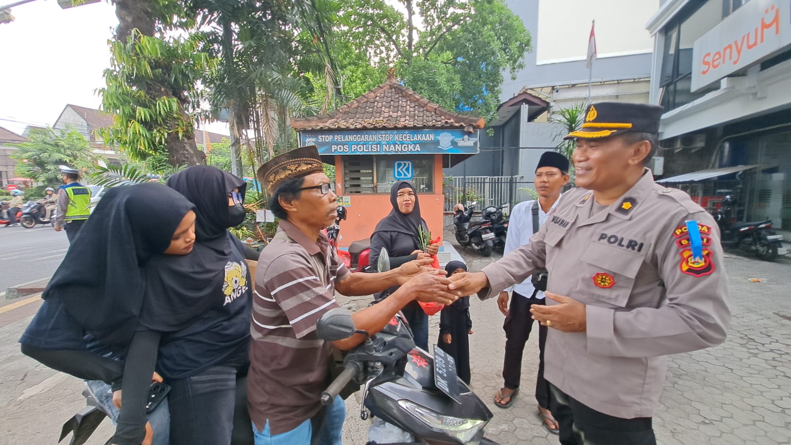 Itwasda Polda Bali Turun ke Jalan, Pengendara Tanpa Helm dan Bawa Penumpang Berlebih Disorot