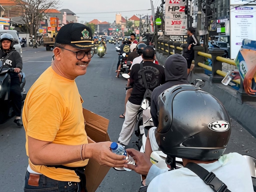 Anggota DPR RI Sumarjaya Linggih bagi aqua ke pengantre BBM.