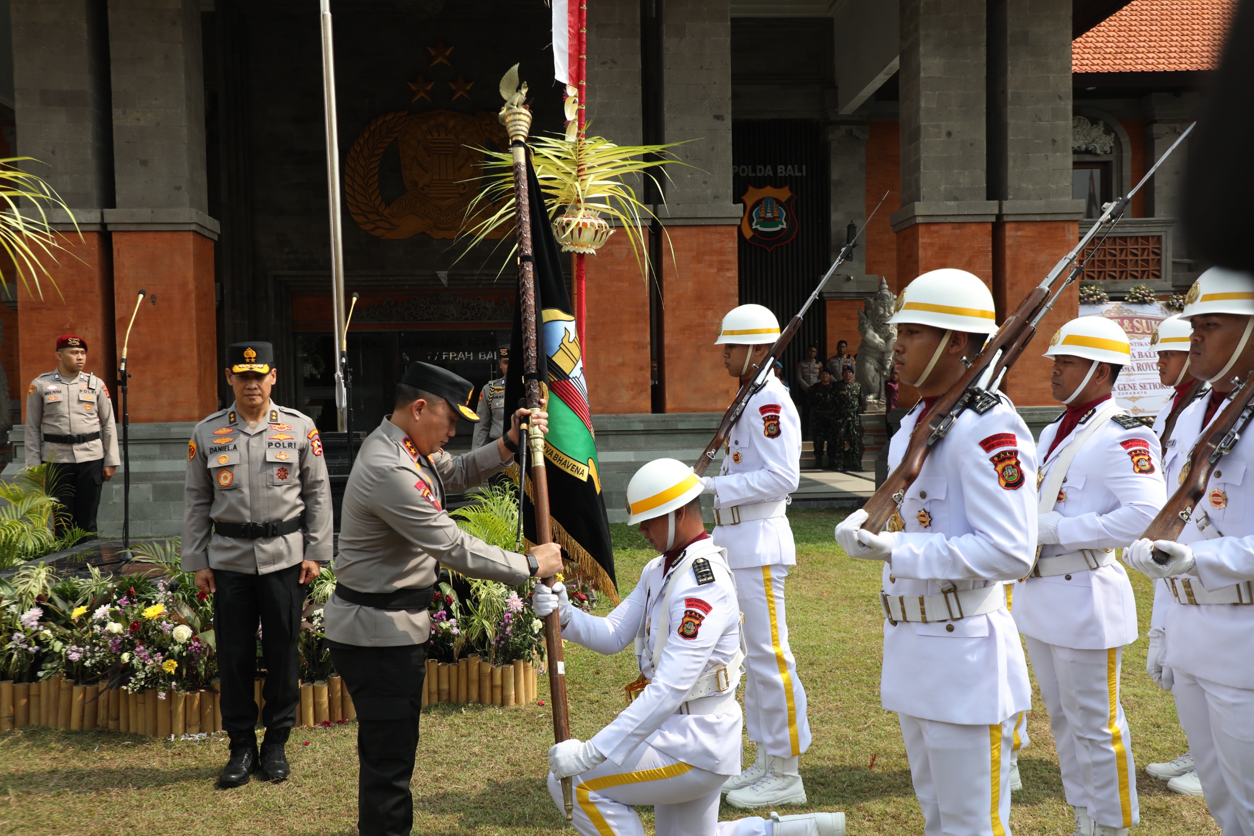 Daniel Adityajaya Hands Over Bali Police Emblem to Pasma Royce in Leadership Transition Ceremony