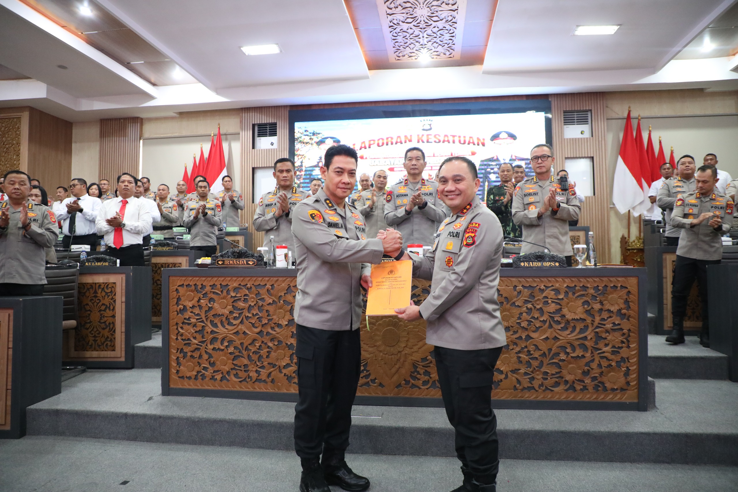 Bali Regional Police Holds Leadership Handover Briefing as Daniel Adityajaya Transfers Official Duties to Pasma Royce