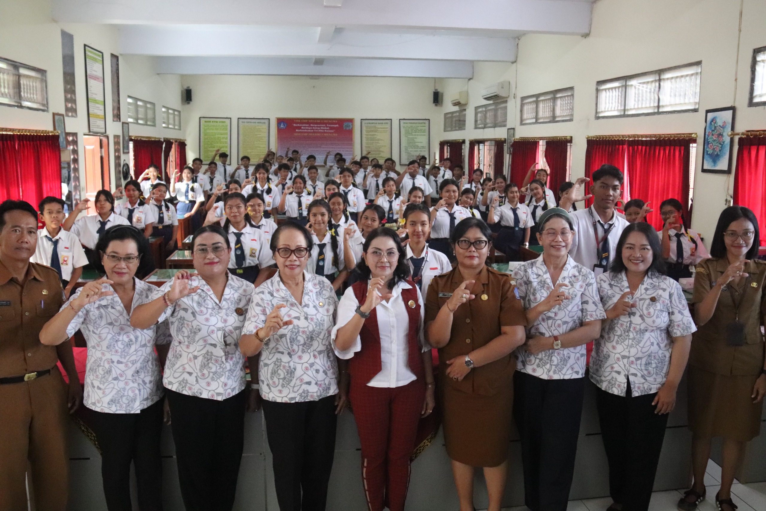 Edukasi Pencegahan Kanker Sejak Dini
Ketua YKI Badung Ajak Siswa SMPN 3 Mengwi Terapkan Pola Hidup CERDIK