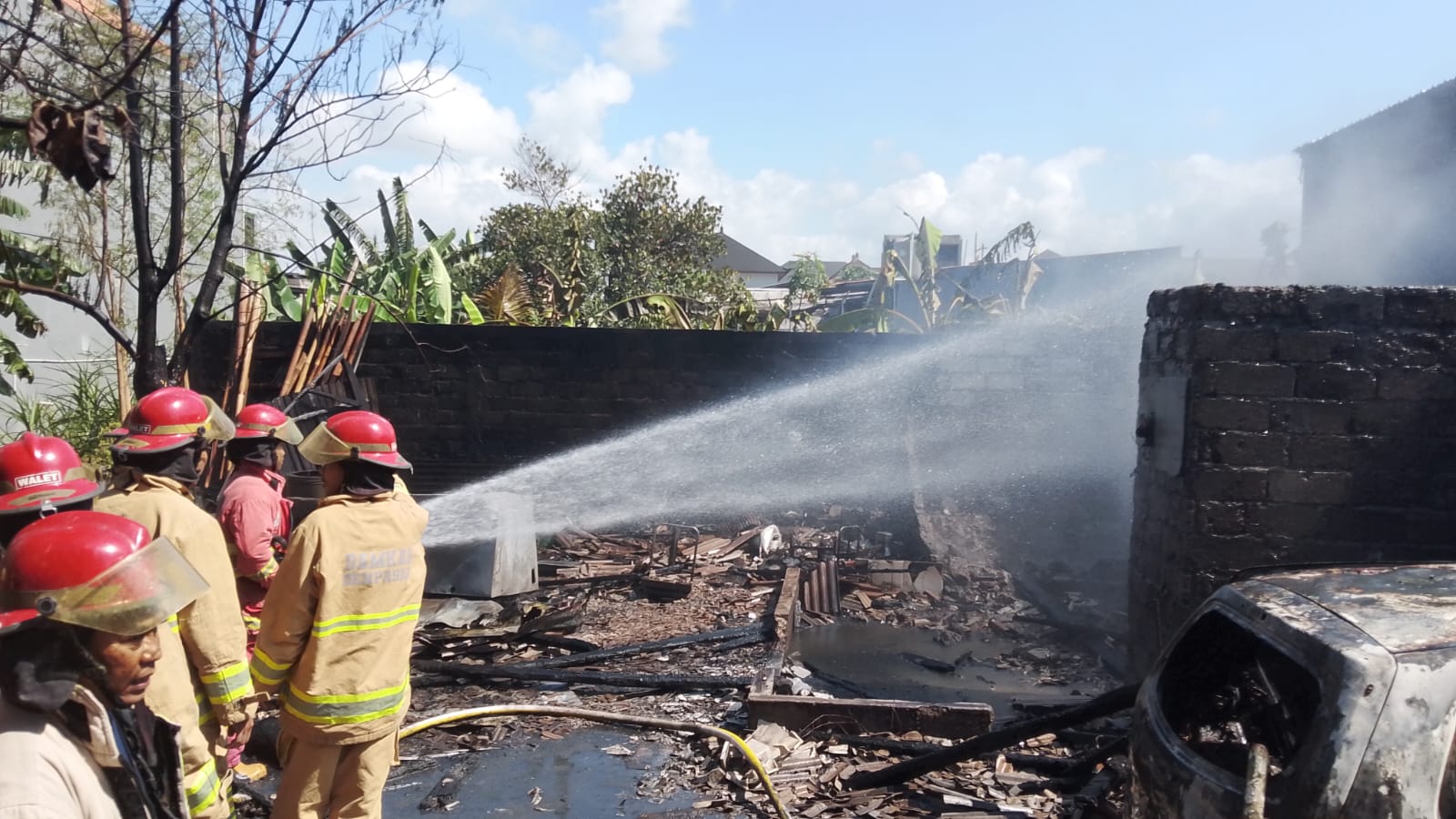 Diduga Korsleting, Rumah dan Tempat Potong Ayam di Kesiman Terbakar, Kerugian Rp 300 juta