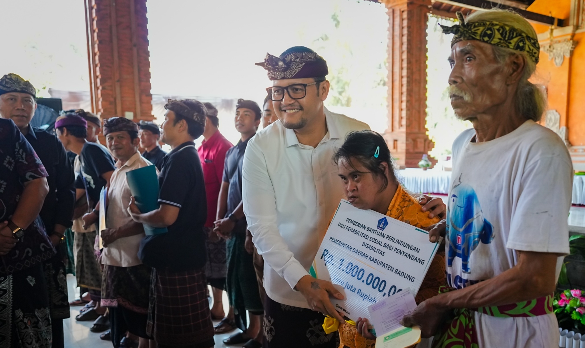 Wujudkan Hunian Layak, Wabup Bagus Alit Sucipta Salurkan Ratusan Bantuan ke Warga