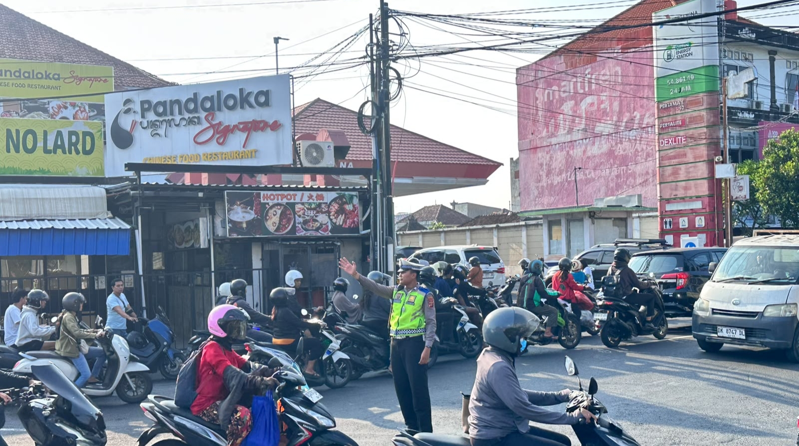 Cegah Kemacetan Akibat Antrean BBM, Polisi Siaga di Sejumlah SPBU Denpasar
