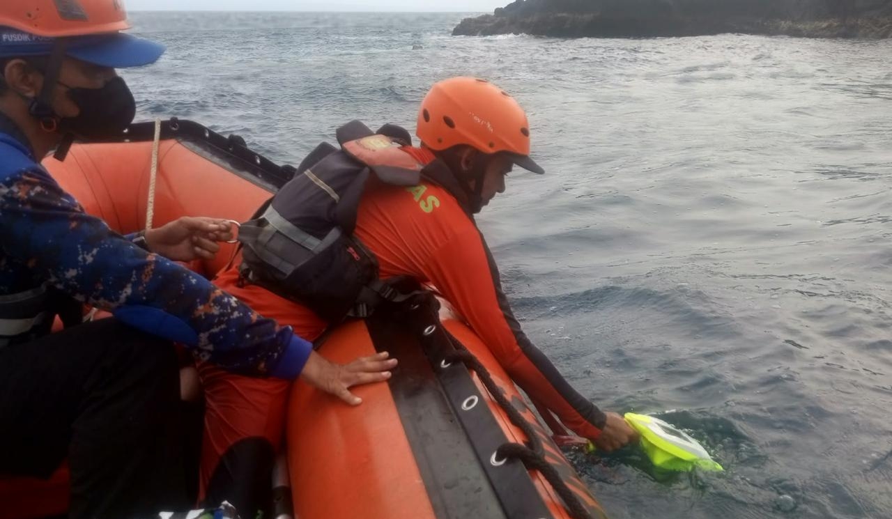 Pemancing Diduga Jatuh ke Laut Dalam Pencarian di Bukit Asah