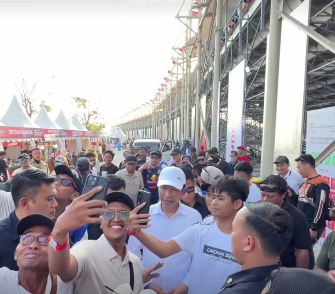 Jokowi menjadi magnet saat hadir nonton balapan di Mandalika.